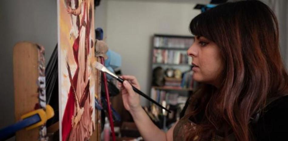 La artista Karla Ortiz en su estudio en San Francisco, California, el 8 de marzo de 2023 © Amy Osborne / AFP