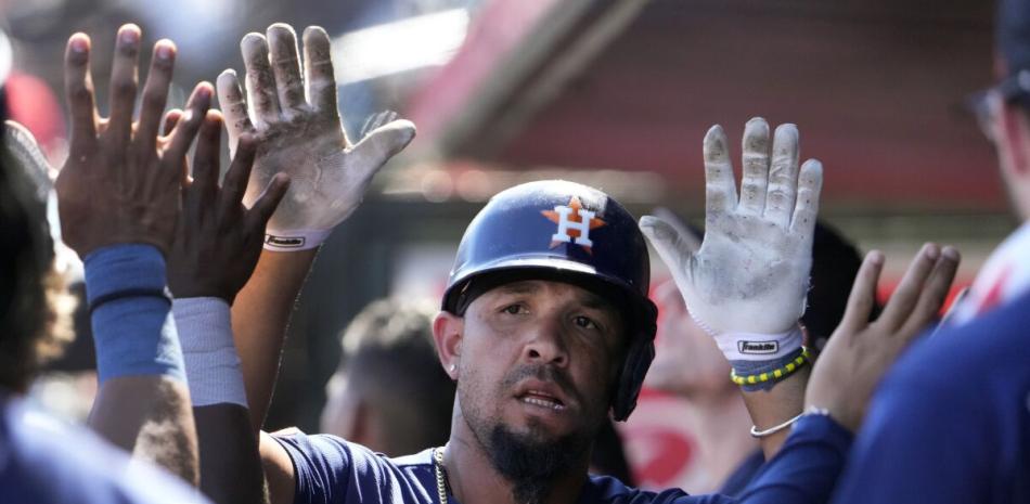 José Abreu de los Astros de Houston es felicitado por sus compañeros tras su jonrón solitario en el encuentro de exhibición ante los Cardenales de San Luis.