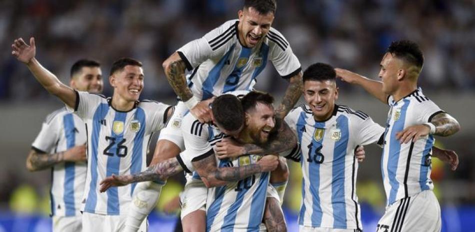Lionel Messi (10), de Argentina, celebra con sus compañeros de la selección albiceleste, después de anotar el segundo gol de su equipo en contra de Panamá.