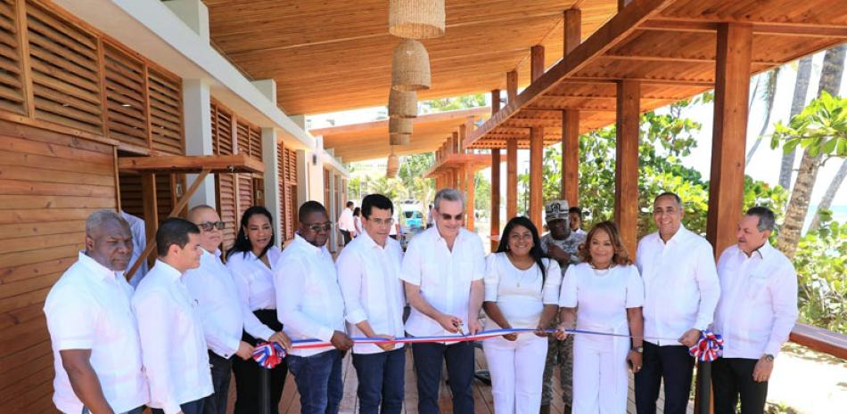 El presidente Luis Abinader y el ministro de Turismo, David Collado, encabezaron la inauguración de las dos plaza para vendedores en la playa Guayacanes. Fuente Externa/LD