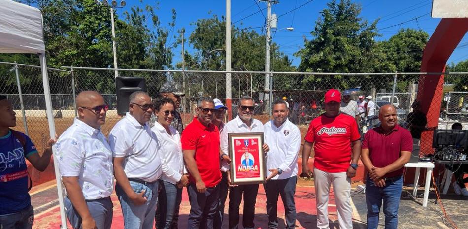 Junior Noboa, Comisionado de Béisbol, es galardonado por Manuel Frías, presidente de la Asociación de Béisbol de Puerto Plata. Noboa agradeció grandemente la distinción.