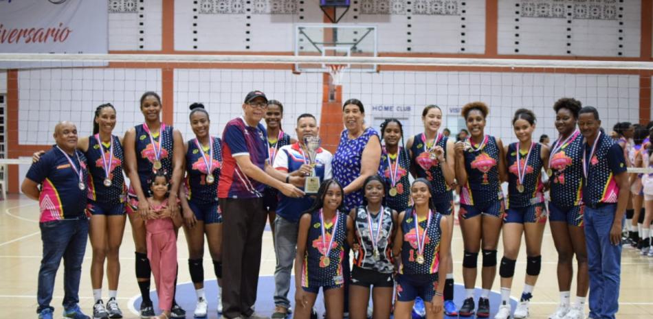 Wellington Núñez, presidente de la Asociación de Voleibol de San Cristóbal, reciben el trofeo de campeón de manos de Heida Joaquín y Nelson Ramírez, de la Federación Dominicana de Voleibol.