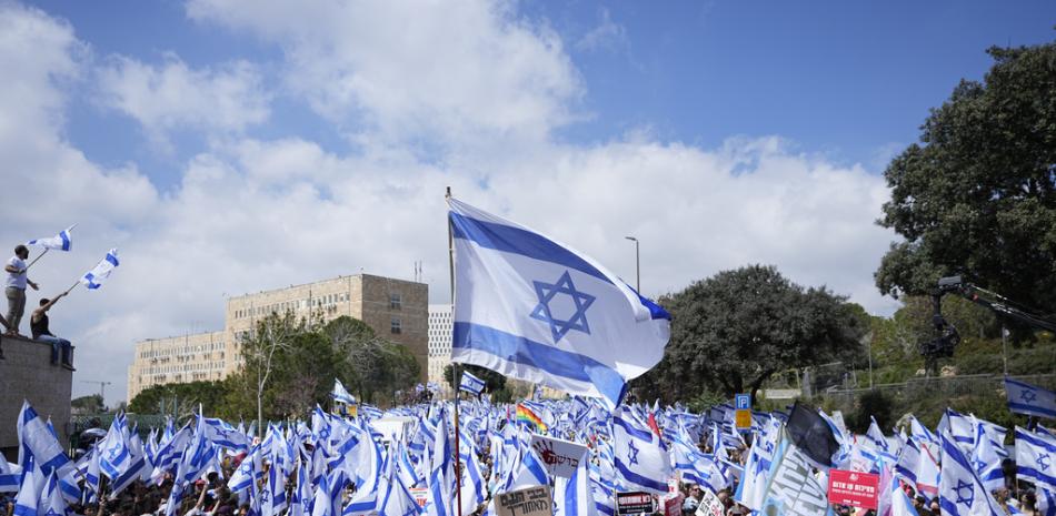 Israelíes protestan contra el plan de reforma judicial del primer ministro Benjamin Netanyahu frente al parlamento en Jerusalén, el lunes 27 de marzo de 2023. (AP Photo/Ohad Zwigenberg)