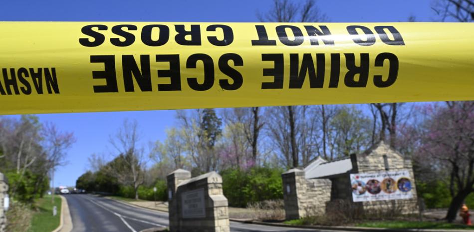 Una cinta de la escena del crimen de la policía se ve en la entrada de la Escuela Covenant en Nashville, Tennessee. El lunes 27 de marzo de 2023. Las autoridades dicen que varios niños murieron en un tiroteo en la escuela primaria cristiana privada en Nashville.