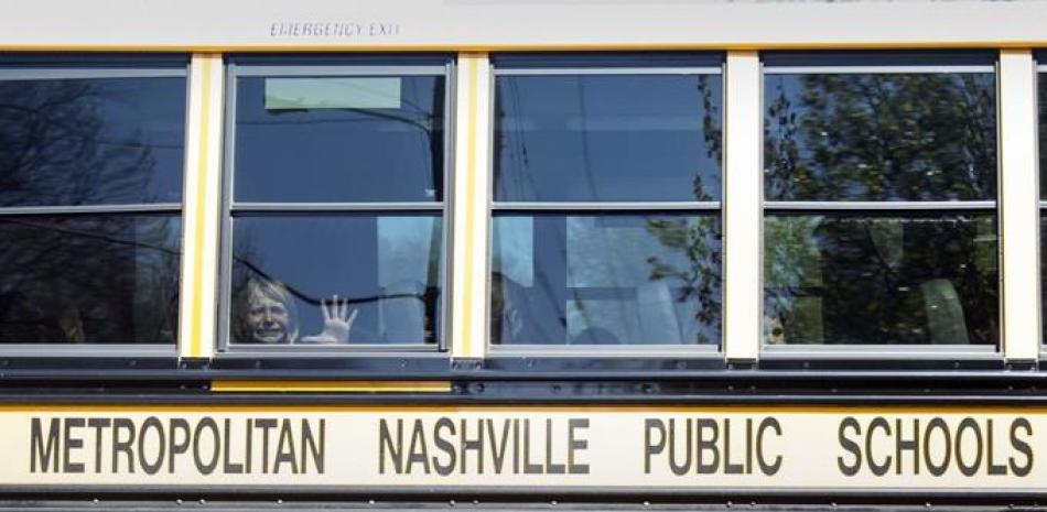 Un niño llora en el autobús que sale de The Covenant School luego de un tiroteo masivo en la escuela en Nashville, Tennessee, el lunes 27 de marzo de 2023. (Nicole Hester/The Tennessean vía AP)