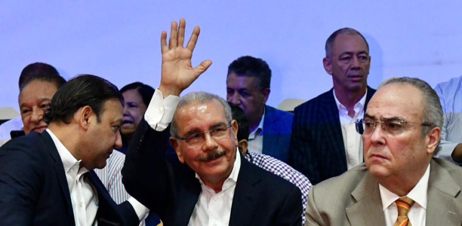 El expresidente Medina saluda a seguidores peledeístas en la Casa Nacional del partido morado.