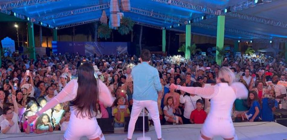 Manny Cruz y su cuerpo de baile “lo dieron todo” en la carpa de entretenimiento del Corales Puntacana Championship.  La gente se disfrutó el concierto, el cual fue totalmente gratis.