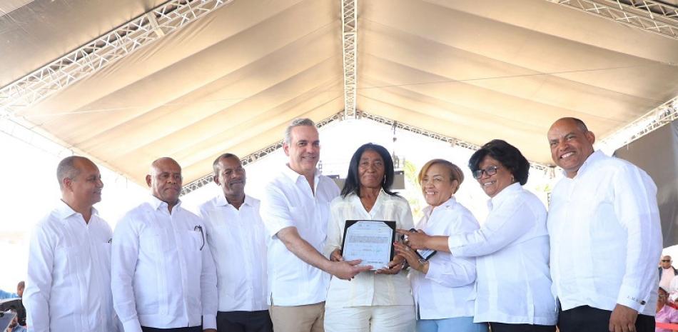 Abinader durante la entrega de títulos. Foto: Fuente externa.