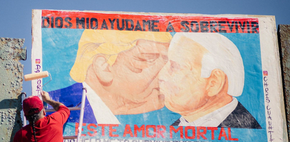 Pintura de beso entre Biden y Trump. EFE