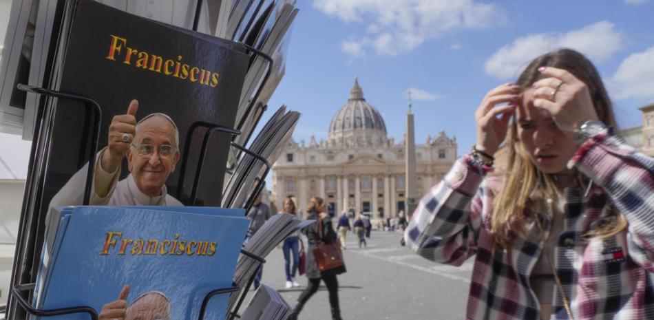 Postales del Papa Francisco se exhiben afuera de un quiosco cerca de la Plaza de San Pedro en el Vaticano, el jueves 30 de marzo de 2023. AP