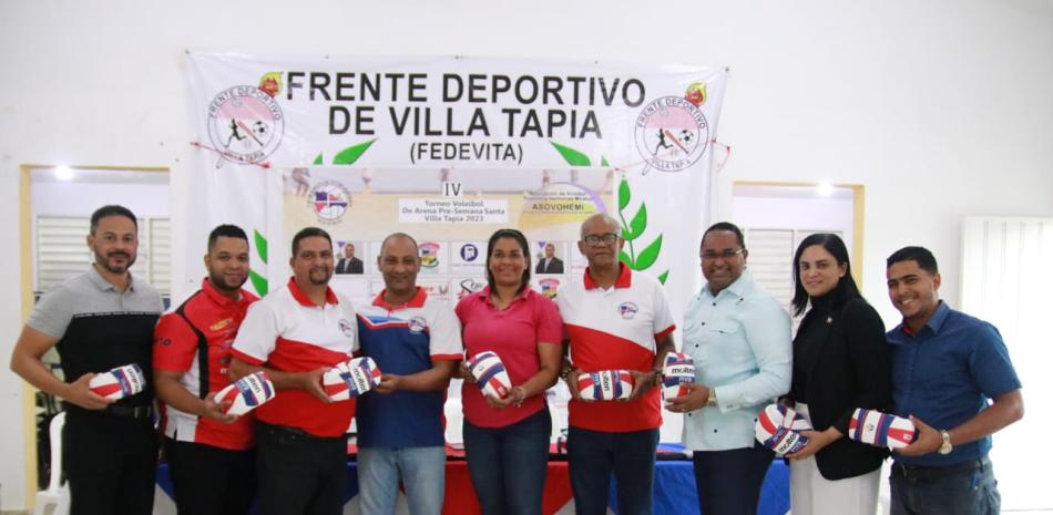 José Francisco Fernández, tercero de izquierda a derecha, José –Yeye—Aybar Francisco Peguero, directivos de Fedovoli, y personalidades de Villa Tapia muestran los balones que se utilizarán en el torneo de arena.