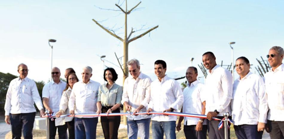 El presidente Luis Abinader y la primera dama Raquel Arbaje encabezaron ayer la inauguración de la primera etapa del saneamiento del arroyo Gurabo. Onelio Domínguez/LD