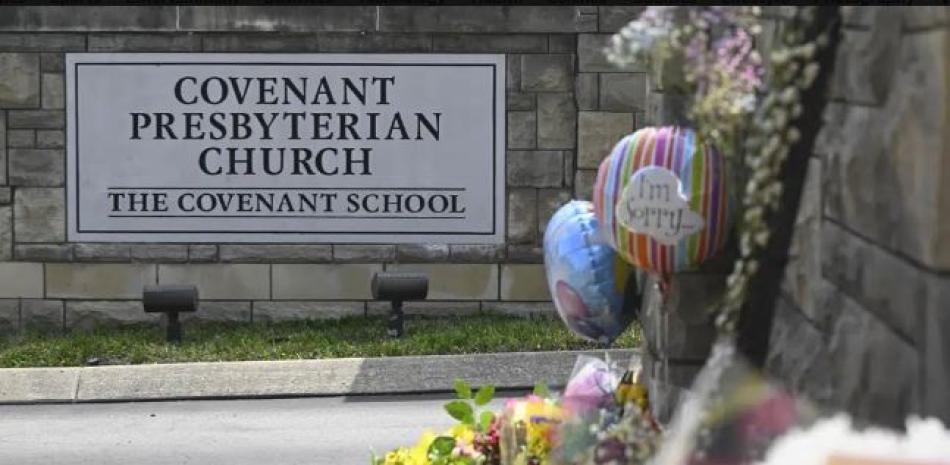 Uno de los accesos a la Escuela Covenant se ha convertido en un altar para las víctimas de un tiroteo, el martes 28 de marzo de 2023, en Nashville, Tennessee. (AP Foto/John Amis)