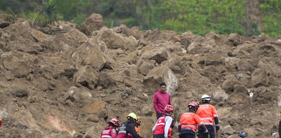 Rescatistas recuperan los restos de un niño en Alausi, Ecuador, el martes 28 de marzo de 2023, un día después de que un deslizamiento de tierra arrasara la ciudad y sepultara decenas de casas. (Foto AP/Dolores Ochoa)