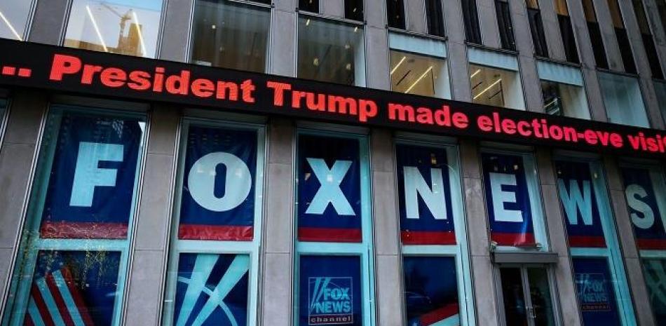 Un titular sobre el presidente Donald Trump se muestra fuera de los estudios de Fox News en Nueva York el 28 de noviembre de 2018. Foto: AP