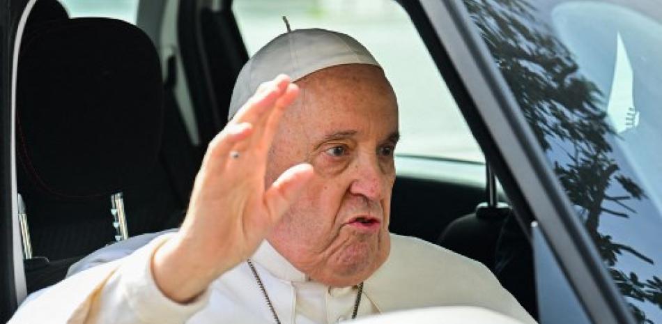 Papa Francisco a su salida del Hospital. AFP