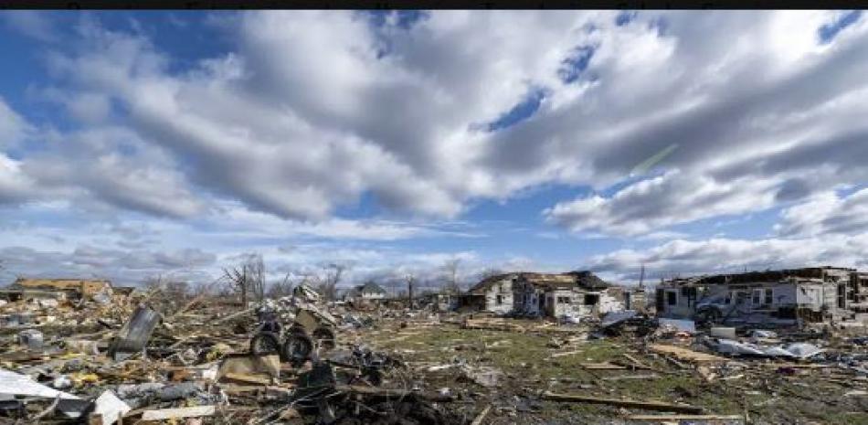 Decenas de construcciones arrasadas o dañadas tras el paso de un tornado nocturno en Sullivan, Indiana, el sábado 1 de abril de 2023. Se reportaron múltiples muertes en la zona después de la tormenta. (Foto AP/Doug McSchooler)