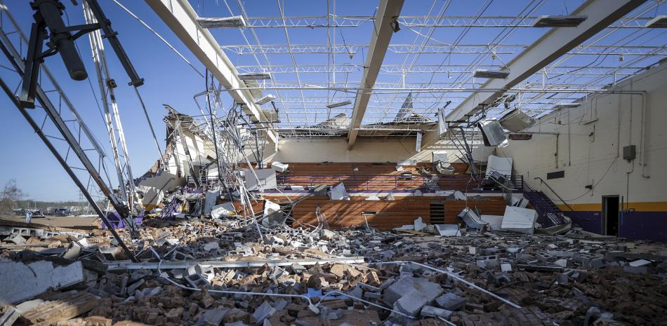 El gimnasio de la Escuela Primaria Crestview, donde los estudiantes suelen reunirse para capear las tormentas, fue dañado por un tornado el día anterior en Covington, Tennessee, el sábado 1 de abril de 2023.AP