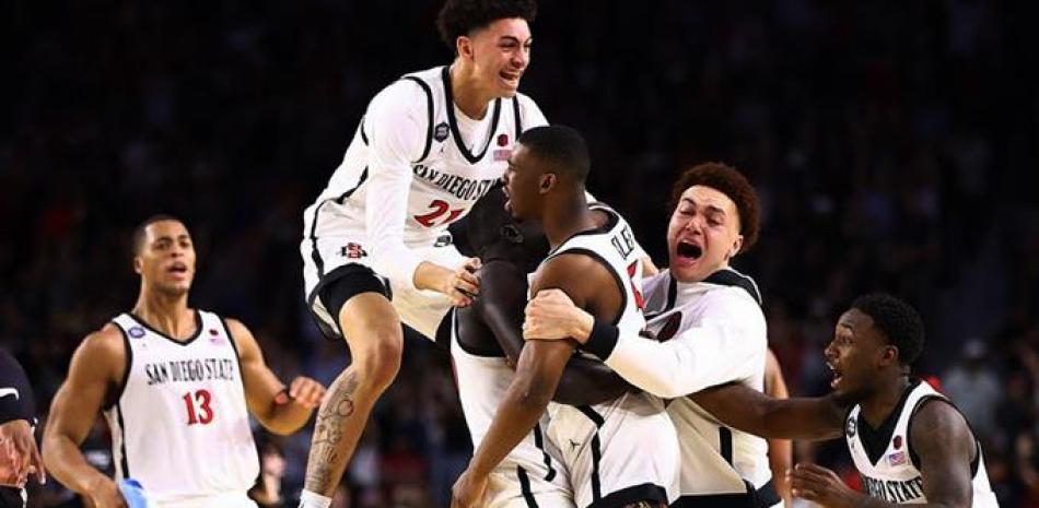 Jugadores de los Aztecs festejan luego de vencer a los Florida Atlantic y avanzar a la final del basquet colegial