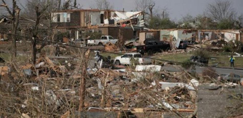Los restos dañados del vecindario de Walnut Ridge se ven el 31 de marzo de 2023 en Little Rock, Arkansas. Los tornados dañaron cientos de casas y edificios el viernes por la tarde en gran parte del centro de Arkansas.  Benjamín Krain/Getty Images/AFP