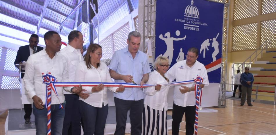 El presidente Luis Abinader corta la cinta para dejar inaugurado el remozado polideportivo de San Juan de la Maguana. Les acompañan, desde la izquierda, el diputado Midió Encarnación, la gobernadora Elvira Corporán, la alcaldesa Hanoi Sánchez, el ministro de Deportes, Francisco Camacho y el diputado Frank Ramírez.