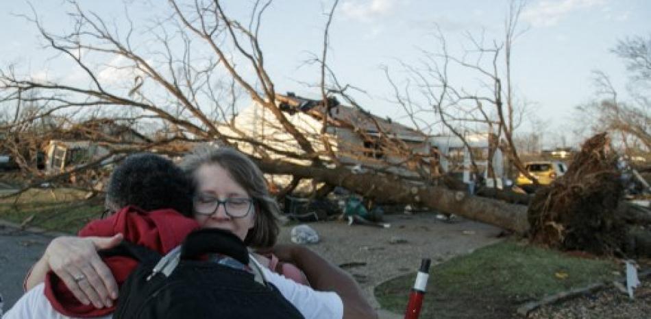 Damnificados por daños de tornados en EEUU. AFP