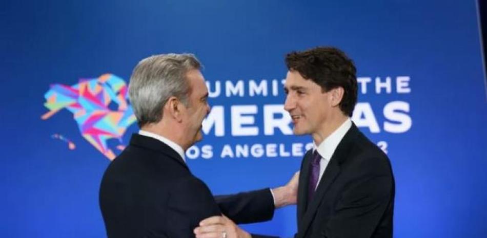 Presidente Luis Abinader y el primer ministro canadiense Justin Trudeau en la Cumbre de las Américas. Foto: Fuente externa.