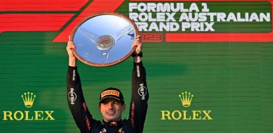 Max Verstappen levanta el trofeo que obtuvo tras salir airoso en el Gran Premio de Australia