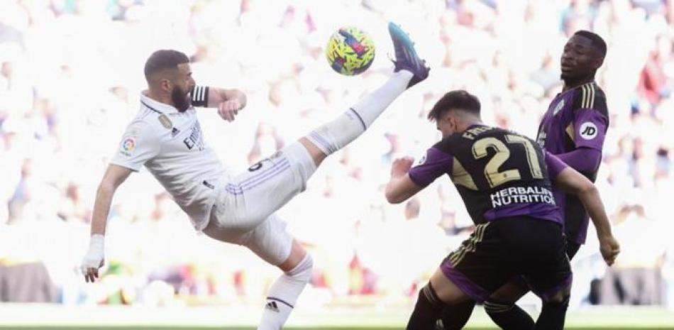 Karim Benzema al momento de marcar uno de los tres goles que tuvo en la jornada.