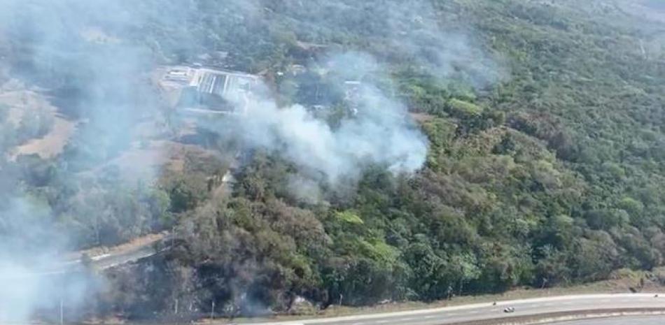 Vista aérea del incendio forestal en Villa Altagracia. Captura de video.