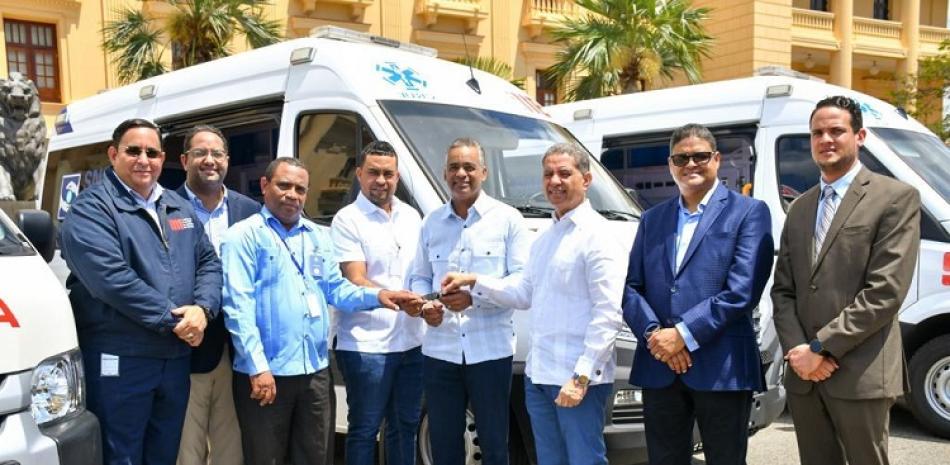 El ministro Joel Santos y Juan Manuel Méndez entregan ambulancia al viceministro de Deportes, Kennedy Vargas y representantes de Independencia.