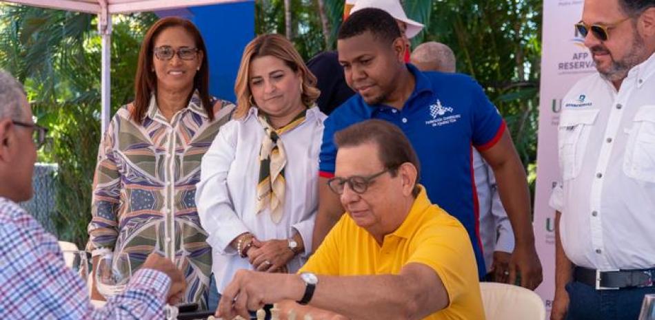 El rector Miguel Fiallo Calderón realiza la movida inicial del torneo de ajedrez.