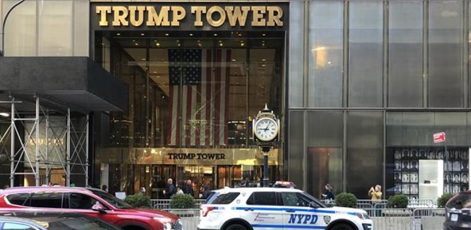 Fotografía de un vehículo policial hoy frente a la Torre Trump de Nueva York (EE.UU.) Foto: EFE