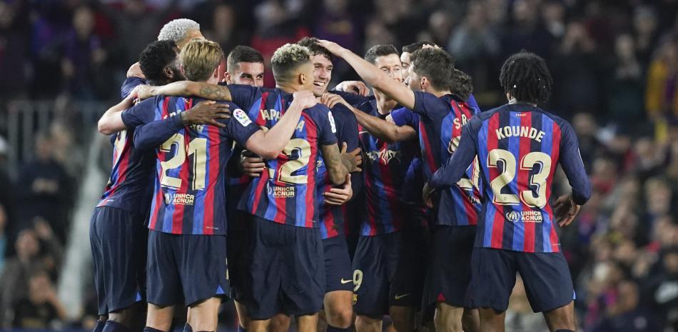 Jugadores del Barcelona celebran en el juego ante el Real Madrid.