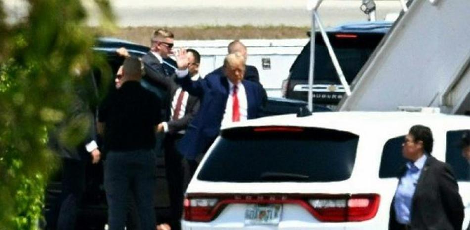 El expresidente de los Estados Unidos, Donald Trump, saluda mientras aborda su avión en el Aeropuerto Internacional de Palm Beach en West Palm Beach, Florida, el 3 de abril de 2023. AFP