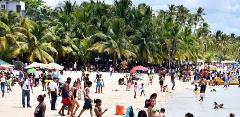 En esta foto de archivo se observan niños bañándose en la playa de Boca Chica, supervisado por sus familiares