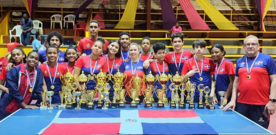 La delegación de atletas dominicanos de tenis de mesa, junto al cuerpo técnico, con los trofeos ganados en el Campeonato del Caribe de Guyana.