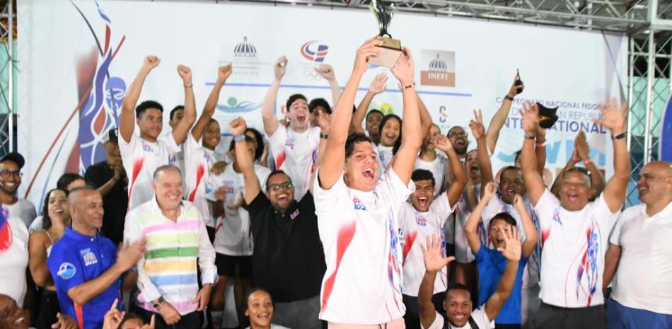 Los campeones del Distrito junto a Radhamés Tavárez. y otros directivos de la Fedona en la ceremonai de premiación del torneo.