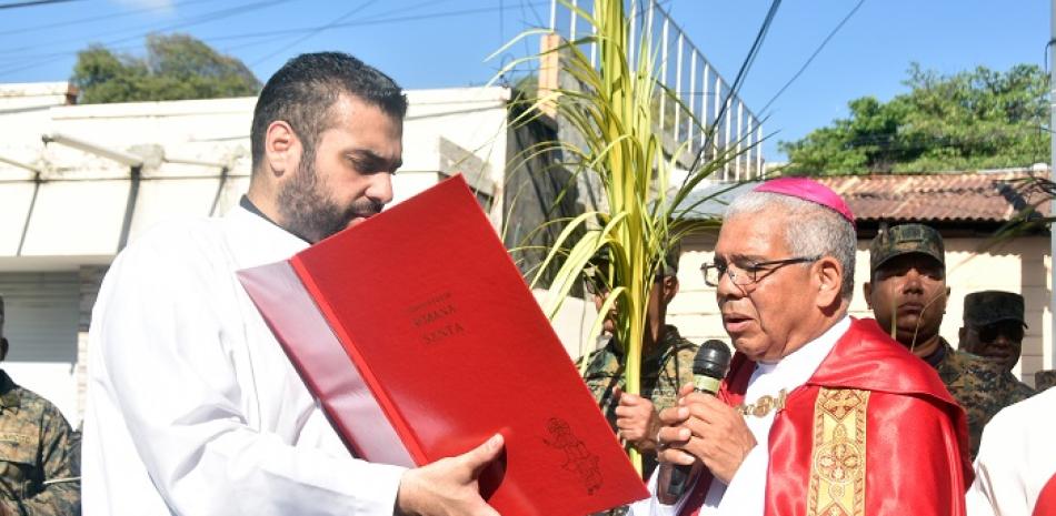 El arzobispo Francisco Ozoria inició los actos en la iglesia Santa Bábara. LEONEL MATOS /LD