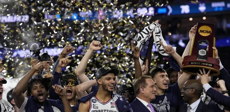 Connecticut celebra después de ganarle a San Diego State durante la final nacional de baloncesto colegial, en el Torneo de la NCAA, en Houston.