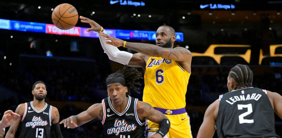 LeBron James y los Lakers enfrentan a los Clippers el miércoles en un partido clave para las posiciones.