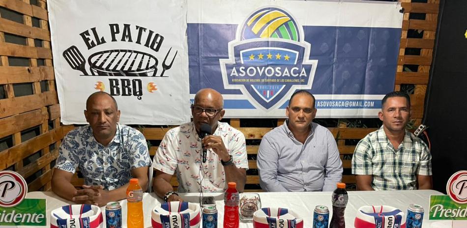 José –Yeye- Aybar mientras ofrecía los detalles del tradicional torneo playero de Cabarete junto a Carlos Cruz,  Francisco Peguero y Robín Gil.
