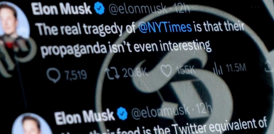 En esta ilustración fotográfica creada el 2 de abril de 2023, la imagen de perfil de la cuenta de Twitter de The New York Times se refleja en los tuits del director ejecutivo de Twitter, Elon Musk, en Washington, DC. 

Stefani Reynolds| AFP
