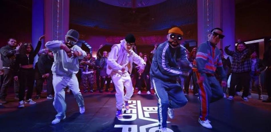 Imagen del videoclip de "Bailar contigo", canción de Black Eyed Peas y Daddy Yankee. Foto: YouTube