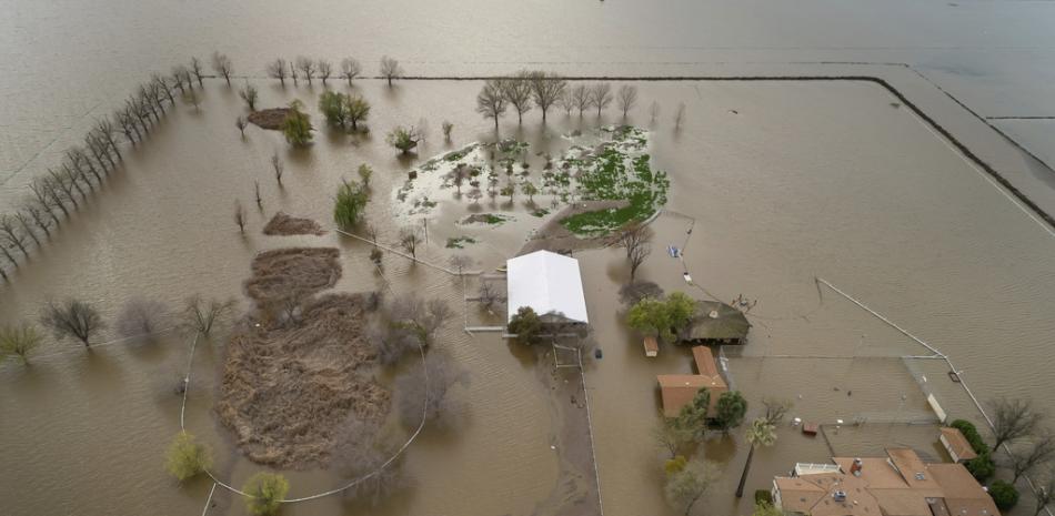 Una casa se asienta en las aguas crecientes después de que la ruptura de un dique causó grandes inundaciones alrededor de Corcoran, California, el martes 21 de marzo de 2023. (Carlos Avila Gonzalez/San Francisco Chronicle vía AP, archivo)