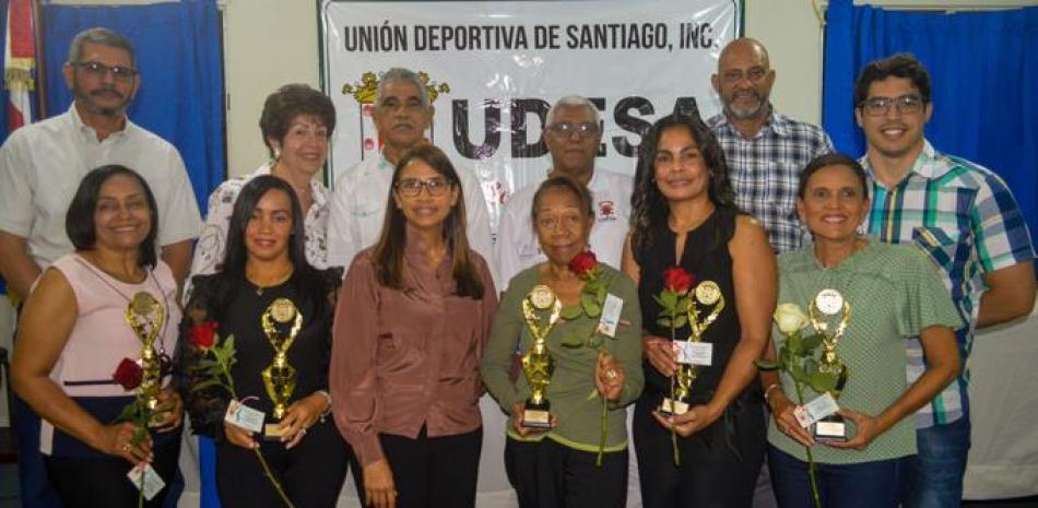 Reconocimiento a Damas históricas del deporte, delante, en el centro, la licenciada Ana Elsa Santos, presidenta de UDESA, junto a las galardonadas.