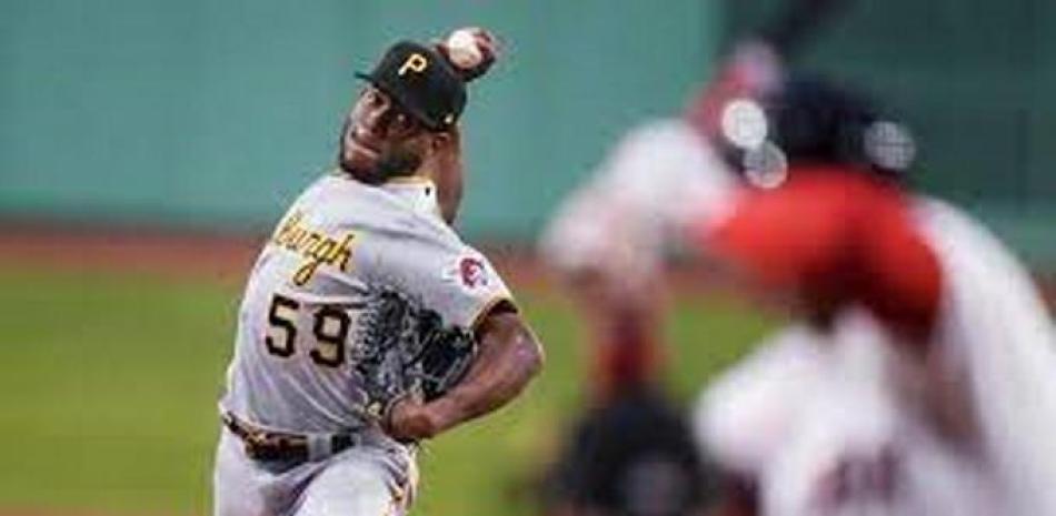 Roansy Contreras realiza un pitcheo al pentágono durante su gran labor monticular de este martes.