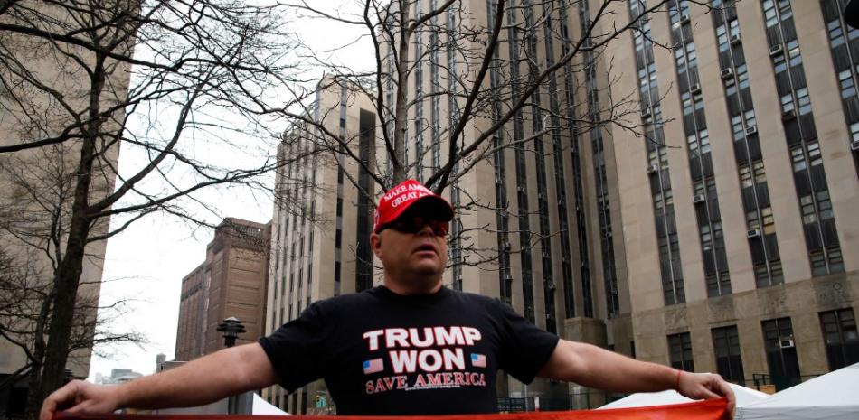 Un partidario de Trump se reúne frente al juzgado penal de Manhattan el 4 de abril de 2023 en la ciudad de Nueva York.

Foto: Kena Betancur/Getty Images/AFP