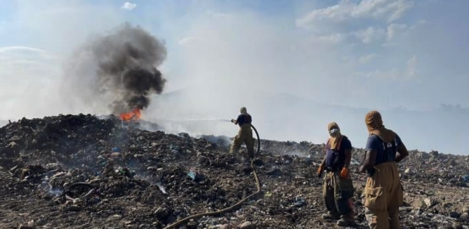 Incendio en el vertedero municipal de Jarabacoa.