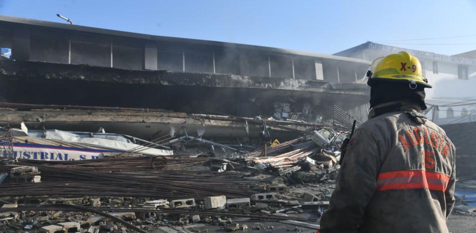 Bombero observa la tienda de aires acondicionados luego de asegurado el incendio. Jorge Martínez / LD